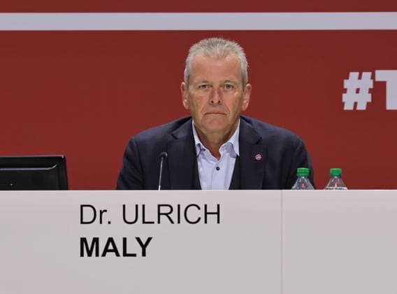 18.11.2025 - Fussball - Saison 2025 2026 - 2. Fussball - Bundesliga - Mitgliederversammlung Jahreshauptversammlung JHV 2025 - Sportfoto Zink DaMa - xdaxmax - Dr. Ulrich Maly (ehem Oberbürgermeister Stadt Nürnberg ) nachdenklich
