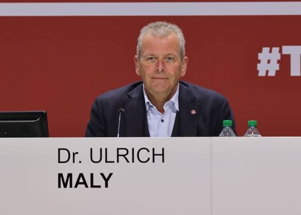 18.11.2025 - Fussball - Saison 2025 2026 - 2. Fussball - Bundesliga - Mitgliederversammlung Jahreshauptversammlung JHV 2025 - Sportfoto Zink DaMa - xdaxmax - Dr. Ulrich Maly (ehem Oberbürgermeister Stadt Nürnberg ) lacht Lachen freut sich Freude