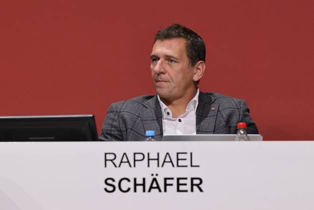 18.11.2025 - Fussball - Saison 2025 2026 - 2. Fussball - Bundesliga - Mitgliederversammlung Jahreshauptversammlung JHV 2025 - Sportfoto Zink DaMa - xdaxmax - Raphael Schäfer Schaefer (Aufsichtsratsmitglied ehem Spieler 1. FC Nürnberg FCN ) nachdenklich