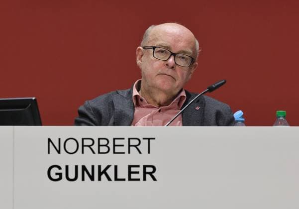 18.11.2025 - Fussball - Saison 2025 2026 - 2. Fussball - Bundesliga - Mitgliederversammlung Jahreshauptversammlung JHV 2025 - Sportfoto Zink DaMa - xdaxmax - Norbert Gunkler (Aufsichtsratsmitglied 1. FC Nürnberg FCN ) nachdenklich