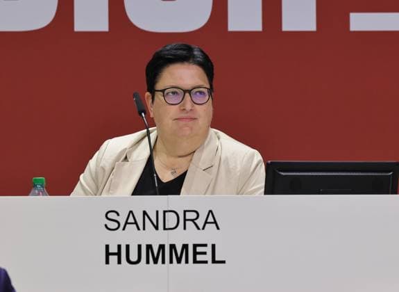 18.11.2025 - Fussball - Saison 2025 2026 - 2. Fussball - Bundesliga - Mitgliederversammlung Jahreshauptversammlung JHV 2025 - Sportfoto Zink DaMa - xdaxmax - Sandra Hummel (Aufsichtsratsmitglied 1. FC Nürnberg FCN ) nachdenklich