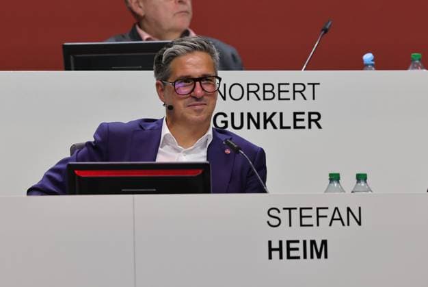 18.11.2025 - Fussball - Saison 2025 2026 - 2. Fussball - Bundesliga - Mitgliederversammlung Jahreshauptversammlung JHV 2025 - Sportfoto Zink DaMa - xdaxmax - Stefan Heim ( Vorstand Finanzen für Rechnungswesen Controlling und Finanzbuchhaltung 1. FC Nürnberg FCN ) lacht Lachen freut sich Freude