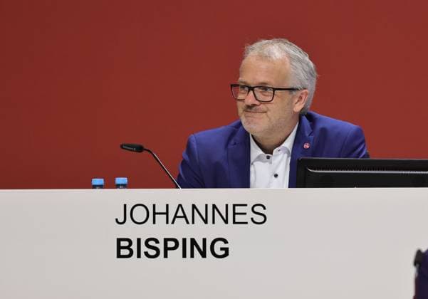 18.11.2025 - Fussball - Saison 2025 2026 - 2. Fussball - Bundesliga - Mitgliederversammlung Jahreshauptversammlung JHV 2025 - Sportfoto Zink DaMa - xdaxmax - Johannes Bisping (Aufsichtsratsmitglied 1. FC Nürnberg FCN ) lacht Lachen freut sich Freude