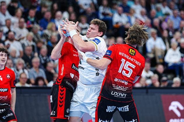 Nico Eggimann (BSV Bern, 02), Lucas Laube (THW Kiel, 20), Samuel Weingartner (BSV Bern, 15) GER, THW Kiel vs. BSV Bern, Handball, EHF European League, Spieltag 4, Saison 2025 2026, 18.11.2025 GER, THW Kiel vs. BSV Bern, Handball, EHF European League, Spieltag 4, Saison 2025 2026, 18.11.2025 Kiel Copyright: xEibner-Pressefoto MarcelxvonxFehrnx EP_MFN