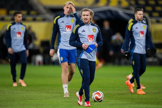 251118 Emil Forsberg of Sweden during warm-ups ahead of the FIFA World Cup, WM, Weltmeisterschaft, Fussball Qualifier football match between Sweden and Slovenia on November 18, 2025 in Stockholm. Photo: Jesper Zerman BILDBYRAN kod JZ JM0752 bbeng fotboll football soccer fotball vm-kval fifa world cup qualifier sverige sweden sverige a slovenien slovenia Copyright: JESPERxZERMAN BB251118JZ011