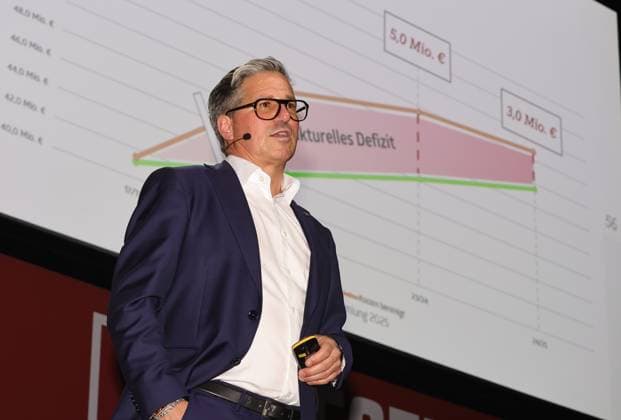 18.11.2025 - Fussball - Saison 2025 2026 - 2. Fussball - Bundesliga - Mitgliederversammlung Jahreshauptversammlung JHV 2025 - Sportfoto Zink DaMa - xdaxmax - Stefan Heim ( Vorstand Finanzen für Rechnungswesen Controlling und Finanzbuchhaltung 1. FC Nürnberg FCN ) spricht zu Clubfan Clubfans FCN-Fans Fans Mitgliedern