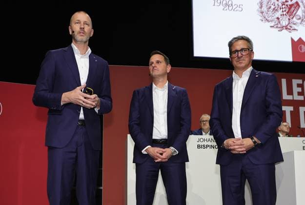 18.11.2025 - Fussball - Saison 2025 2026 - 2. Fussball - Bundesliga - Mitgliederversammlung Jahreshauptversammlung JHV 2025 - Sportfoto Zink DaMa - xdaxmax - Niels Rossow ( Vorstand Strategie & Marketing 1. FC Nürnberg FCN ) spricht zu Joti Chatzialexiou ( Vorstand 1. FC Nürnberg FCN ) Stefan Heim ( Vorstand Finanzen für Rechnungswesen Controlling und Finanzbuchhaltung 1. FC Nürnberg FCN )