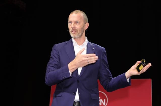 18.11.2025 - Fussball - Saison 2025 2026 - 2. Fussball - Bundesliga - Mitgliederversammlung Jahreshauptversammlung JHV 2025 - Sportfoto Zink DaMa - xdaxmax - Niels Rossow ( Vorstand Strategie & Marketing 1. FC Nürnberg FCN ) zeigt an gestikuliert dirigiert gibt Anweisungen