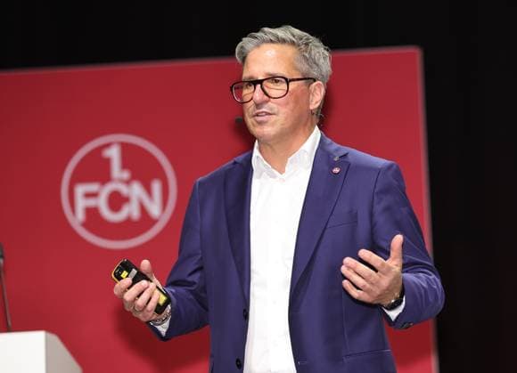 18.11.2025 - Fussball - Saison 2025 2026 - 2. Fussball - Bundesliga - Mitgliederversammlung Jahreshauptversammlung JHV 2025 - Sportfoto Zink DaMa - xdaxmax - Stefan Heim ( Vorstand Finanzen für Rechnungswesen Controlling und Finanzbuchhaltung 1. FC Nürnberg FCN ) spricht zu Clubfan Clubfans FCN-Fans Fans Mitgliedern