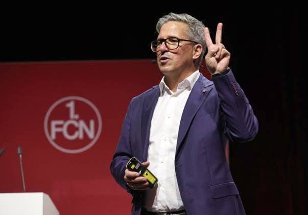 18.11.2025 - Fussball - Saison 2025 2026 - 2. Fussball - Bundesliga - Mitgliederversammlung Jahreshauptversammlung JHV 2025 - Sportfoto Zink DaMa - xdaxmax - Stefan Heim ( Vorstand Finanzen für Rechnungswesen Controlling und Finanzbuchhaltung 1. FC Nürnberg FCN ) spricht zu Clubfan Clubfans FCN-Fans Fans Mitgliedern