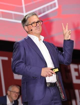 18.11.2025 - Fussball - Saison 2025 2026 - 2. Fussball - Bundesliga - Mitgliederversammlung Jahreshauptversammlung JHV 2025 - Sportfoto Zink DaMa - xdaxmax - Stefan Heim ( Vorstand Finanzen für Rechnungswesen Controlling und Finanzbuchhaltung 1. FC Nürnberg FCN ) spricht zu Clubfan Clubfans FCN-Fans Fans Mitgliedern - spricht über das neue Stadion