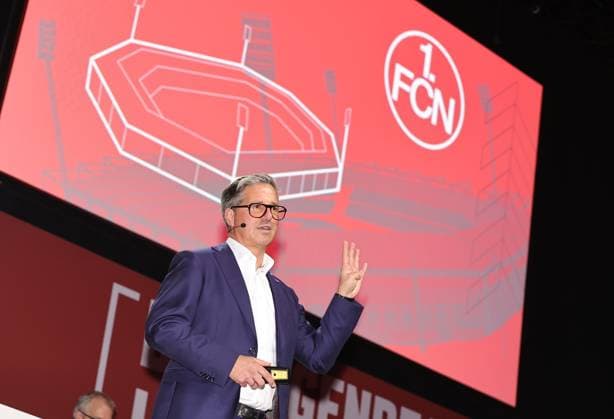 18.11.2025 - Fussball - Saison 2025 2026 - 2. Fussball - Bundesliga - Mitgliederversammlung Jahreshauptversammlung JHV 2025 - Sportfoto Zink DaMa - xdaxmax - Stefan Heim ( Vorstand Finanzen für Rechnungswesen Controlling und Finanzbuchhaltung 1. FC Nürnberg FCN ) spricht zu Clubfan Clubfans FCN-Fans Fans Mitgliedern - spricht über das neue Stadion