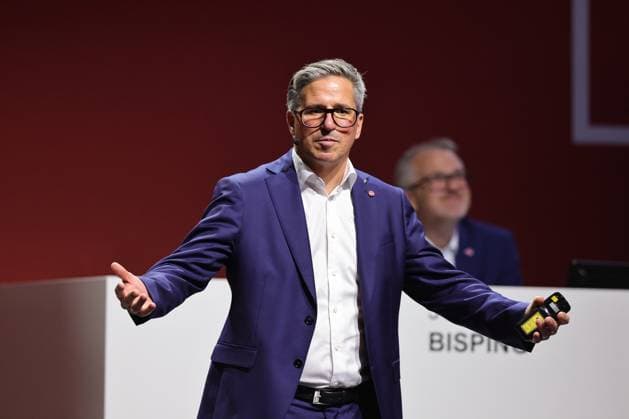 18.11.2025 - Fussball - Saison 2025 2026 - 2. Fussball - Bundesliga - Mitgliederversammlung Jahreshauptversammlung JHV 2025 - Sportfoto Zink DaMa - xdaxmax - Stefan Heim ( Vorstand Finanzen für Rechnungswesen Controlling und Finanzbuchhaltung 1. FC Nürnberg FCN ) spricht zu Clubfan Clubfans FCN-Fans Fans Mitgliedern