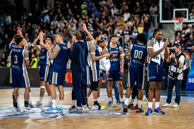 Szene mit Osun Osunniyi (12; MLP Academics Heidelberg), Mateo Seric (21; MLP Academics Heidelberg), Niklas Würzner (2; MLP Academics Heidelberg), Samuell Williamson (10; MLP Academics Heidelberg) und Erol Ersek (11; MLP Academics Heidelberg) beim Abklatschen Basketball Champions League: MLP Academics Heidelberg vs. Promitheas Patras Vikos Cola
