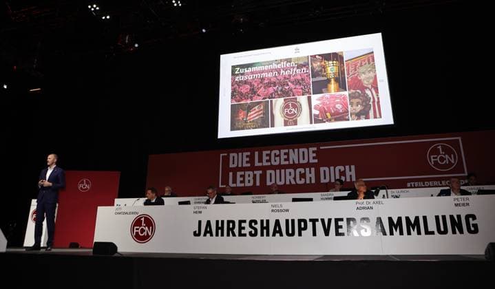 18.11.2025 - Fussball - Saison 2025 2026 - 2. Fussball - Bundesliga - Mitgliederversammlung Jahreshauptversammlung JHV 2025 - Sportfoto Zink DaMa - xdaxmax - Niels Rossow ( Vorstand Strategie & Marketing 1. FC Nürnberg FCN ) dankt Clubfan Clubfans FCN-Fans Fans wg der 125-Jahre-Feierlichkeiten
