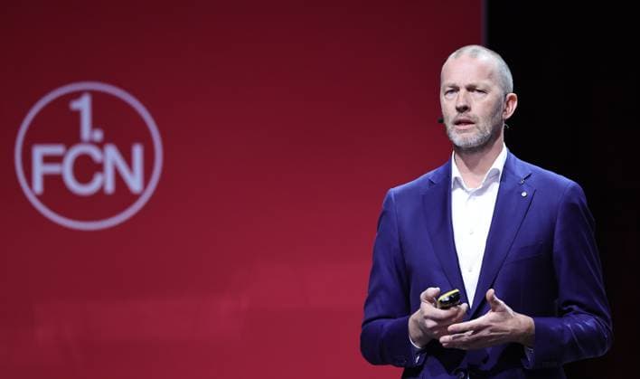 18.11.2025 - Fussball - Saison 2025 2026 - 2. Fussball - Bundesliga - Mitgliederversammlung Jahreshauptversammlung JHV 2025 - Sportfoto Zink DaMa - xdaxmax - Niels Rossow ( Vorstand Strategie & Marketing 1. FC Nürnberg FCN ) spricht zu Clubfan Clubfans FCN-Fans Fans Mitgliedern