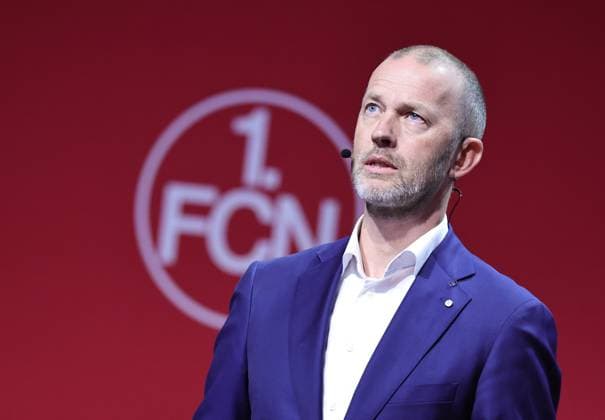 18.11.2025 - Fussball - Saison 2025 2026 - 2. Fussball - Bundesliga - Mitgliederversammlung Jahreshauptversammlung JHV 2025 - Sportfoto Zink DaMa - xdaxmax - Niels Rossow ( Vorstand Strategie & Marketing 1. FC Nürnberg FCN ) spricht zu Clubfan Clubfans FCN-Fans Fans Mitgliedern