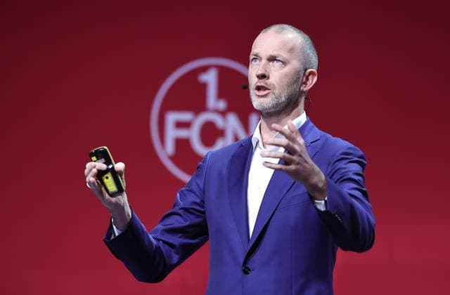 18.11.2025 - Fussball - Saison 2025 2026 - 2. Fussball - Bundesliga - Mitgliederversammlung Jahreshauptversammlung JHV 2025 - Sportfoto Zink DaMa - xdaxmax - Niels Rossow ( Vorstand Strategie & Marketing 1. FC Nürnberg FCN ) spricht zu Clubfan Clubfans FCN-Fans Fans Mitgliedern