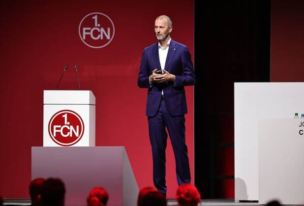 18.11.2025 - Fussball - Saison 2025 2026 - 2. Fussball - Bundesliga - Mitgliederversammlung Jahreshauptversammlung JHV 2025 - Sportfoto Zink DaMa - xdaxmax - Niels Rossow ( Vorstand Strategie & Marketing 1. FC Nürnberg FCN ) spricht zu Clubfan Clubfans FCN-Fans Fans Mitgliedern