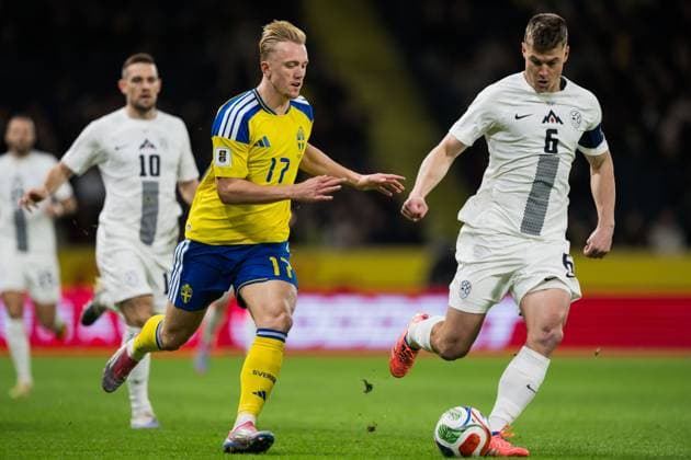 251118 Isac Lidberg of Sweden and Jaka Bijol of Slovenia during the FIFA World Cup, WM, Weltmeisterschaft, Fussball Qualifier football match between Sweden and Slovenia on November 18, 2025 in Stockholm. Photo: Jesper Zerman BILDBYRAN kod JZ JM0752 bbeng fotboll football soccer fotball vm-kval fifa world cup qualifier sverige sweden sverige a slovenien slovenia Copyright: JESPERxZERMAN BB251118JZ022