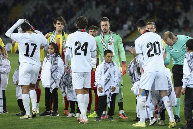 Catalonia v Palestine - Friendly Match BARCELONA, SPAIN - NOVEMBER 18 : Catalonia and Palestine players greet each other prior the friendly football match between Catalonia and Palestine at the Lluis Companys Olympic Stadium on November 18, 2025. Adria Puig Anadolu Barcelona Spain. Editorial use only. Please get in touch for any other usage.  Copyright: x2025xAnadoluxAdriaxPuigx