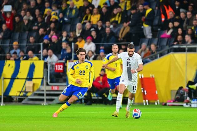 Danijel Sturm (15 Slovenia) and Besfort Zeneli (22 Sweden) in the FIFA World Cup, WM, Weltmeisterschaft, Fussball Qualifiers game on November 18th 2025 between Sweden and Slovenia at Strawberry Arena in Solna, Sweden Copyright: xPeterxSonander SPPx Sportspressphoto_SPR63530