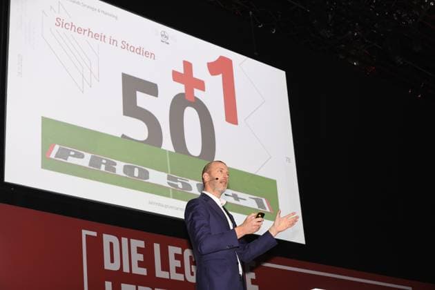 18.11.2025 - Fussball - Saison 2025 2026 - 2. Fussball - Bundesliga - Mitgliederversammlung Jahreshauptversammlung JHV 2025 - Sportfoto Zink DaMa - xdaxmax - Niels Rossow ( Vorstand Strategie & Marketing 1. FC Nürnberg FCN ) spricht zu Clubfan Clubfans FCN-Fans Fans Mitgliedern - zum Thema 50+1