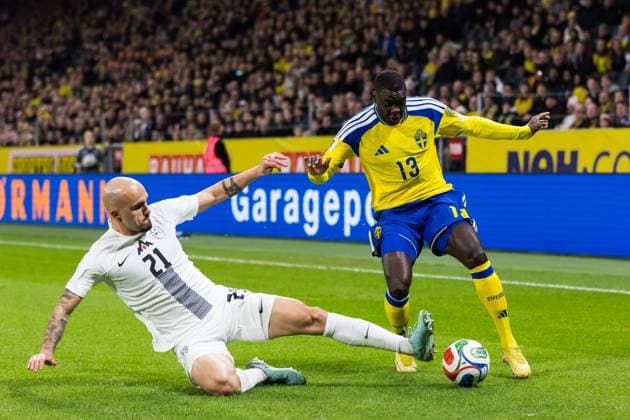 251118 Vanja Drkusic of Slovenia and Ken Sema of Sweden during the FIFA World Cup, WM, Weltmeisterschaft, Fussball Qualifier football match between Sweden and Slovenia on November 18, 2025 in Stockholm. Photo: Tobias Sterner BILDBYRAN COP 254 JM0752 bbeng fotboll football soccer fotball vm-kval fifa world cup qualifier sverige sweden sverige a slovenien slovenia Copyright: TOBIASxSTERNER BB251118TS009