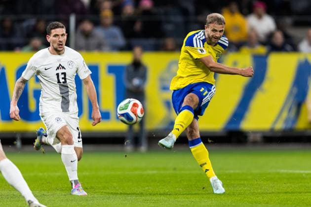 251118 Erik Janza of Slovenia and Gustav Lundgren of Sweden during the FIFA World Cup, WM, Weltmeisterschaft, Fussball Qualifier football match between Sweden and Slovenia on November 18, 2025 in Stockholm. Photo: Tobias Sterner BILDBYRAN COP 254 JM0752 bbeng fotboll football soccer fotball vm-kval fifa world cup qualifier sverige sweden sverige a slovenien slovenia Copyright: TOBIASxSTERNER BB251118TS010