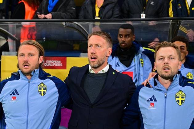 head coach Graham Potter (Sweden) singing the national anthem ahead of the FIFA World Cup, WM, Weltmeisterschaft, Fussball Qualifiers game on November 18th 2025 between Sweden and Slovenia at Strawberry Arena in Solna, Sweden Copyright: xPeterxSonander SPPx Sportspressphoto_SPR63532