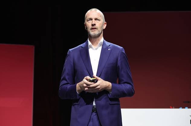 18.11.2025 - Fussball - Saison 2025 2026 - 2. Fussball - Bundesliga - Mitgliederversammlung Jahreshauptversammlung JHV 2025 - Sportfoto Zink DaMa - xdaxmax - Niels Rossow ( Vorstand Strategie & Marketing 1. FC Nürnberg FCN ) spricht zu Clubfan Clubfans FCN-Fans Fans Mitgliedern