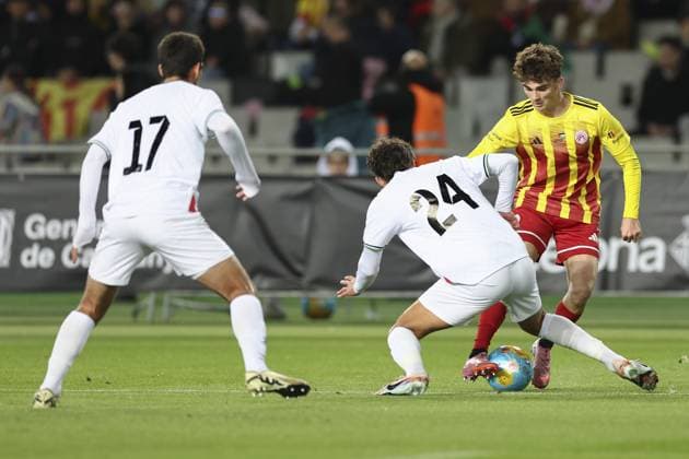 Catalonia v Palestine - Friendly Match BARCELONA, SPAIN - NOVEMBER 18 : Palestina’s Emilo Saba vies with Catalonia’s Joel Roca during the friendly football match between Catalonia and Palestine at the Lluis Companys Olympic Stadium on November 18, 2025. Adria Puig Anadolu Barcelona Spain. Editorial use only. Please get in touch for any other usage.  Copyright: x2025xAnadoluxAdriaxPuigx