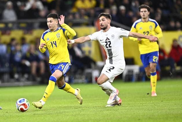 STOCKHOLM, SVERIGE 20251118 Sveriges Roony Bardghji och Sloveniens Adam Gnezda Äaerin i kamp om bollen under tisdagens VM-kvalmatch i grupp B mellan Sverige och Slovenien pa Strawberry arena. STOCKHOLM SVERIGE x10050x Copyright: xPontusxLundahl TTx VM-KVAL SVERIGE-SLOVENIEN