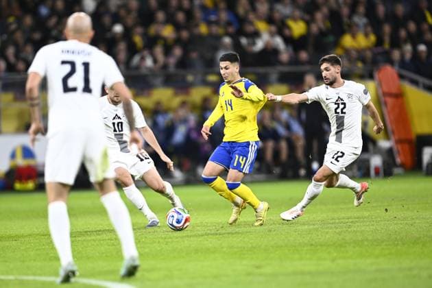 STOCKHOLM, SWEDEN 20251118 Sweden s Roony Bardghji and Slovenia s Adam Gnezda Äaerin fight for the ball during Tuesday s World Cup qualifying match in Group B between Sweden and Slovenia at Strawberry Arena. STOCKHOLM SWEDEN x10050x