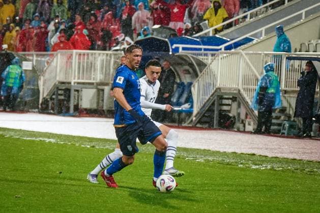 Fussball WM-Qualifikation 2025 26, 10. Spieltag - Kosovo vs Schweiz - Fadil-Vokrri-Stadion (Pristina): MÃ«rgim Vojvoda Mergim Vojvoda (Kosovo, 15) Ruben Vargas (Schweiz, 17) Pristina Kosovo Copyright: xJOERANxSTEINSIEKx