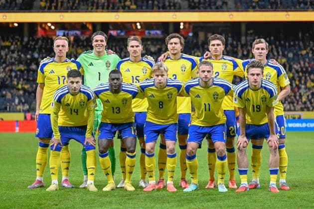 STOCKHOLM, SWEDEN 20251118 Sweden s starting eleven ahead of Tuesday s WC qualifying match in group B between Sweden and Slovenia at Strawberry arena. Top row from left: Isac Lidberg, Jacob Widell Zetterström, Carl Starfelt, Victor Nilsson Lindelöf, Besfort Zeneli and Emil Krafth. Bottom row from left: Roony Bardghji, Ken Sema, Daniel Svensson, Gustav Lundgren and Mattias Svanberg. STOCKHOLM SWEDEN x10050x