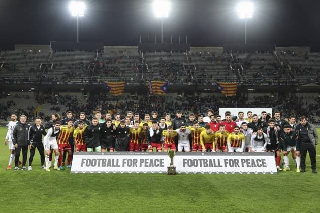 Catalonia v Palestine - Friendly Match BARCELONA, SPAIN - NOVEMBER 18 : Catalonia s and Palestine s teams pose for photo after the friendly football match between Catalonia and Palestine at the Lluis Companys Olympic Stadium on November 18, 2025. Adria Puig Anadolu Barcelona Spain. Editorial use only. Please get in touch for any other usage.  Copyright: x2025xAnadoluxAdriaxPuigx