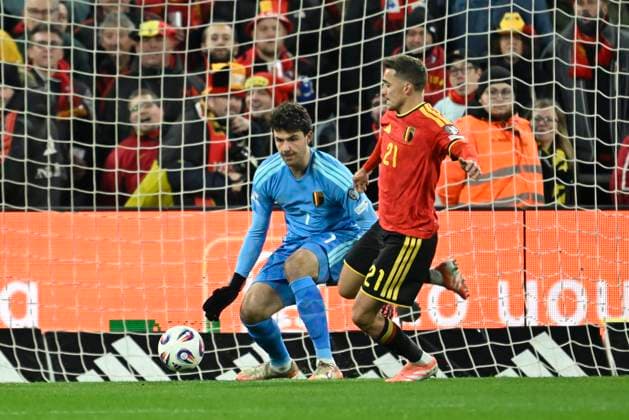 Belgium v Liechtenstein - FIFA World Cup, WM, Weltmeisterschaft, Fussball 2026 UEFA Qualifiers LIEGE, BELGIUM - NOVEMBER 18 : Lammens Senne goalkeeper of Belgium, Castagne Timothy defender of Belgium during the FIFA World Cup 2026 UEFA European Qualifiers group J qualifying round matchday 10 between Belgium and Liechtenstein on November 18, 2025 in Liege, Belgium, 18 11 2025 Liege Belgium  Copyright: xNicoxVereeckenx