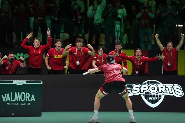 Zizou Bergs and the players of Belgium celebrate for the victory at the end of Davis Cup Finals 2025 Quarterfinals match between Arthur Rinderknech (France) and Zizou Bergs (Belgium) at Bologna Fiere, Bologna, Italy - November 18, 2025. - Tennis.  Copyright: xMassimoxPaolone LaPressex