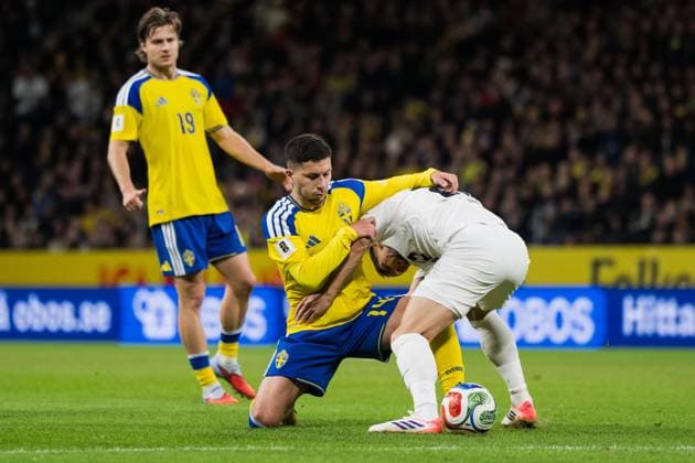 251118 Roony Bardghji of Sweden and Adam Gnezda Cerin of Slovenia during the FIFA World Cup, WM, Weltmeisterschaft, Fussball Qualifier football match between Sweden and Slovenia on November 18, 2025 in Stockholm. Photo: Jesper Zerman BILDBYRAN kod JZ JM0752 bbeng fotboll football soccer fotball vm-kval fifa world cup qualifier sverige sweden sverige a slovenien slovenia Copyright: JESPERxZERMAN BB251118JZ039