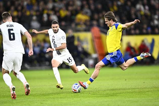 STOCKHOLM, SVERIGE 20251118 Sloveniens Jaka Bijol och Danijel Å turm försöker stoppa Sveriges Mattias Svanberg som anfaller under tisdagens VM-kvalmatch i grupp B mellan Sverige och Slovenien pa Strawberry arena. STOCKHOLM SVERIGE x10050x Copyright: xPontusxLundahl TTx VM-KVAL SVERIGE-SLOVENIEN
