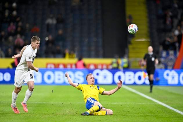 STOCKHOLM, SVERIGE 20251118 Sloveniens Jaka Bijol och Sveriges Isac Lidberg under tisdagens VM-kvalmatch i grupp B mellan Sverige och Slovenien pa Strawberry arena. STOCKHOLM SVERIGE x10050x Copyright: xPontusxLundahl TTx VM-KVAL SVERIGE-SLOVENIEN