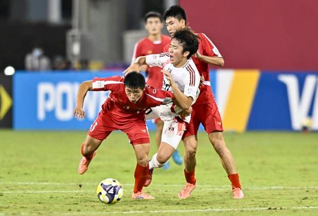Korea DPR v Japan : Round of 16- FIFA U-17 World Cup Qatar 2025 Taiga Seguchi (C) of Japan and Chung Hyok Choe of Korea DPR in action during the FIFA U-17 World Cup Qatar 2025 Round of 16 match between Korea DPR and Japan in Doha, Qatar, on November 18, 2025. DOHA Qatar Copyright: xNOUSHADxTHEKKAYILx