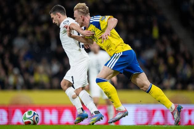 251118 Erik Janza of Slovenia and Isac Lidberg of Sweden during the FIFA World Cup, WM, Weltmeisterschaft, Fussball Qualifier football match between Sweden and Slovenia on November 18, 2025 in Stockholm. Photo: Joel Marklund BILDBYRAN kod JM JM0752 bbeng fotboll football soccer fotball vm-kval fifa world cup qualifier sverige sweden sverige a slovenien slovenia Copyright: JOELxMARKLUND BB251118JM048