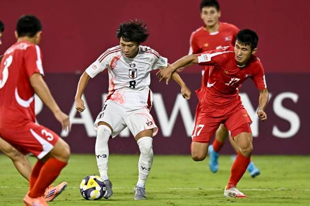 Korea DPR v Japan : Round of 16- FIFA U-17 World Cup Qatar 2025 Shimon Kobayashi (L) of Japan and Kyong Bong Ri of Korea DPR in action during the FIFA U-17 World Cup Qatar 2025 Round of 16 match between Korea DPR and Japan in Doha, Qatar, on November 18, 2025. DOHA Qatar Copyright: xNOUSHADxTHEKKAYILx