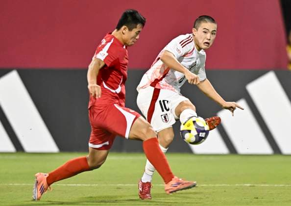 Korea DPR v Japan : Round of 16- FIFA U-17 World Cup Qatar 2025 Minato Yoshida (R) of Japan and Chung Hyok Choe of Korea DPR in action during the FIFA U-17 World Cup Qatar 2025 Round of 16 match between Korea DPR and Japan in Doha, Qatar, on November 18, 2025. DOHA Qatar Copyright: xNOUSHADxTHEKKAYILx