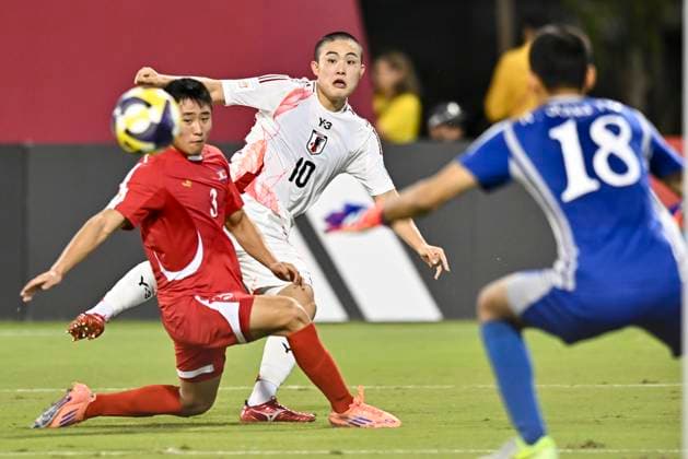 Korea DPR v Japan : Round of 16- FIFA U-17 World Cup Qatar 2025 Minato Yoshida (C) of Japan and Chung Hyok Choe of Korea DPR in action during the FIFA U-17 World Cup Qatar 2025 Round of 16 match between Korea DPR and Japan in Doha, Qatar, on November 18, 2025. DOHA Qatar Copyright: xNOUSHADxTHEKKAYILx