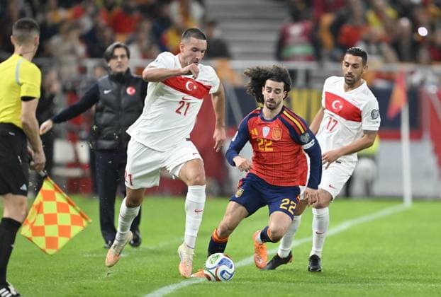 Spain v Turkiye - FIFA World Cup, WM, Weltmeisterschaft, Fussball 2026 Qualifier SEVILLE, SPAIN - NOVEMBER 18: Deniz Gul (21) of Turkiye in action against Marc Cucurella (22) of Spain during the 2026 FIFA World Cup European Qualifiers Group E sixth football match between Spain and Turkiye at Estadio de La Cartuja in Seville, Spain, on November 18, 2025. Burak Akbulut Anadolu Seville Spain. Editorial use only. Please get in touch for any other usage.  Copyright: x2025xAnadoluxBurakxAkbulutx