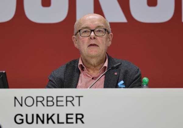 18.11.2025 - Fussball - Saison 2025 2026 - 2. Fussball - Bundesliga - Mitgliederversammlung Jahreshauptversammlung JHV 2025 - Sportfoto Zink DaMa - xdaxmax - Norbert Gunkler (Aufsichtsratsmitglied 1. FC Nürnberg FCN ) nachdenklich
