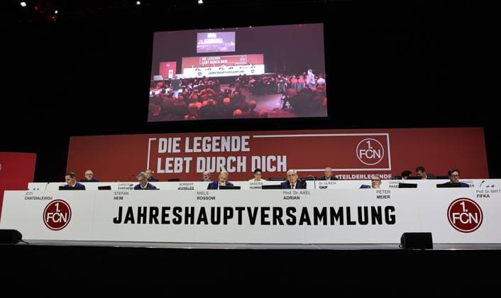 18.11.2025 - Fussball - Saison 2025 2026 - 2. Fussball - Bundesliga - Mitgliederversammlung Jahreshauptversammlung JHV 2025 - Sportfoto Zink DaMa - xdaxmax - Podium mit Aufsichtsrat und Vorständen: v.l.: Johannes Bisping (Aufsichtsratsmitglied 1. FC Nürnberg FCN ) Joti Chatzialexiou ( Vorstand 1. FC Nürnberg FCN ) Christian Ehrenberg (Aufsichtsratsmitglied 1. FC Nürnberg FCN ) Stefan Heim ( Vorstand Finanzen für Rechnungswesen Controlling und Finanzbuchhaltung 1. FC Nürnberg FCN ) Norbert Gunkler (Aufsichtsratsmitglied 1. FC Nürnberg FCN ) Niels Rossow ( Vorstand Strategie & Marketing 1. FC Nürnberg FCN ) Sandra Hummel (Aufsichtsratsmitglied 1. FC Nürnberg FCN ) Prof. Axel Adrian (Versammlungsleiter ) Dr. Ulrich Maly (ehem Oberbürgermeister Stadt Nürnberg ) Peter Meier (Aufsichtsvorsitzender 1. FC Nürnberg FCN ) Chhunly Pagenburg (Aufsichtsratsmitglied ehem Spieler 1. FC Nürnberg FCN ) Raphael Schäfer Schaefer (Aufsichtsratsmitglied ehem Spieler 1. FC Nürnberg FCN ) Prof. Dr. Matthias Fifka (Aufsichtsratsmitglied 1. FC Nürnberg FCN )